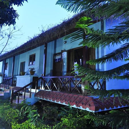 Chitwan Forest Resort , Chitwan National Park Sauraha Buitenkant foto